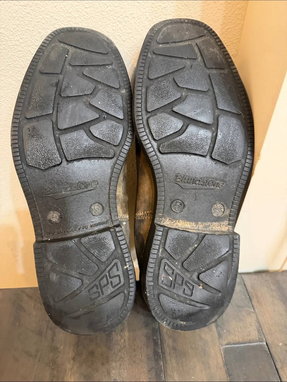 Blundstone Distressed Brown Leather Chukka Boots